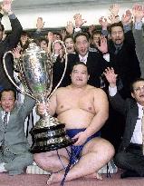 Kaio, supporters celebrate ozeki's win in spring sumo